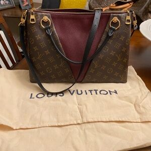 Monogram V Tote MM Bordeaux